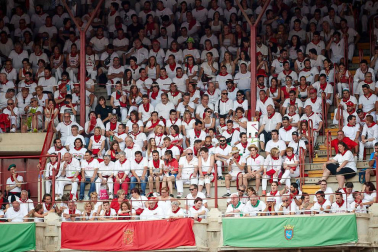 Público asistente a la Plaza de Toros de Pamplona durante la séptima corrida de la Feria del Toro 2019 con la ganadería de La Palmosilla para los diestros José Garrido, Luis David Adame y Javier Marín