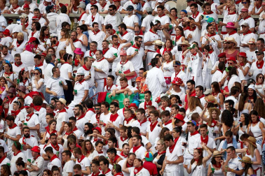 Público asistente a la Plaza de Toros de Pamplona durante la séptima corrida de la Feria del Toro 2019 con la ganadería de La Palmosilla para los diestros José Garrido, Luis David Adame y Javier Marín