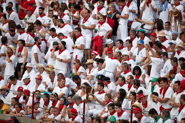 Público asistente a la Plaza de Toros de Pamplona durante la séptima corrida de la Feria del Toro 2019 con la ganadería de La Palmosilla para los diestros José Garrido, Luis David Adame y Javier Marín