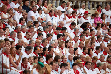 Público asistente a la Plaza de Toros de Pamplona durante la séptima corrida de la Feria del Toro 2019 con la ganadería de La Palmosilla para los diestros José Garrido, Luis David Adame y Javier Marín