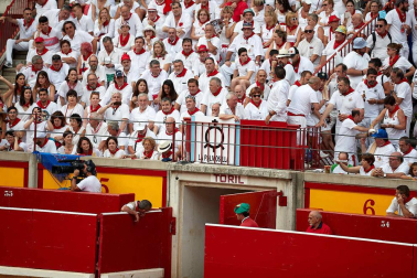 Público asistente a la Plaza de Toros de Pamplona durante la séptima corrida de la Feria del Toro 2019 con la ganadería de La Palmosilla para los diestros José Garrido, Luis David Adame y Javier Marín