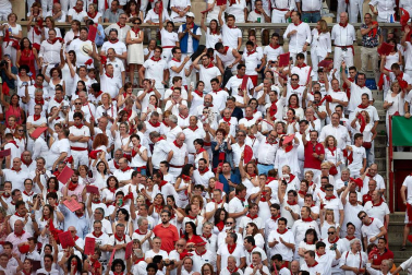Público asistente a la Plaza de Toros de Pamplona durante la séptima corrida de la Feria del Toro 2019 con la ganadería de La Palmosilla para los diestros José Garrido, Luis David Adame y Javier Marín