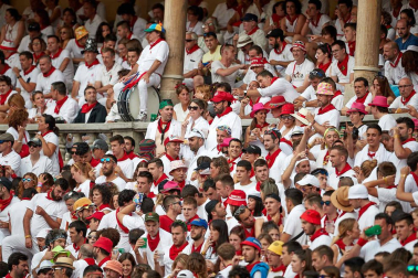 Público asistente a la Plaza de Toros de Pamplona durante la séptima corrida de la Feria del Toro 2019 con la ganadería de La Palmosilla para los diestros José Garrido, Luis David Adame y Javier Marín