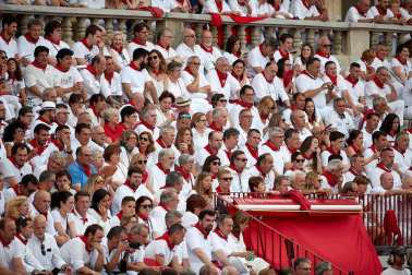 Público asistente a la Plaza de Toros de Pamplona durante la séptima corrida de la Feria del Toro 2019 con la ganadería de La Palmosilla para los diestros José Garrido, Luis David Adame y Javier Marín