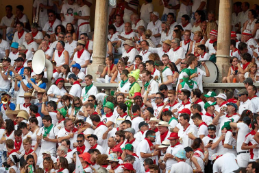 Público asistente a la Plaza de Toros de Pamplona durante la séptima corrida de la Feria del Toro 2019 con la ganadería de La Palmosilla para los diestros José Garrido, Luis David Adame y Javier Marín