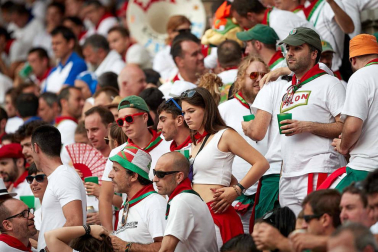 Público asistente a la Plaza de Toros de Pamplona durante la séptima corrida de la Feria del Toro 2019 con la ganadería de La Palmosilla para los diestros José Garrido, Luis David Adame y Javier Marín