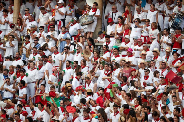 Público asistente a la Plaza de Toros de Pamplona durante la séptima corrida de la Feria del Toro 2019 con la ganadería de La Palmosilla para los diestros José Garrido, Luis David Adame y Javier Marín