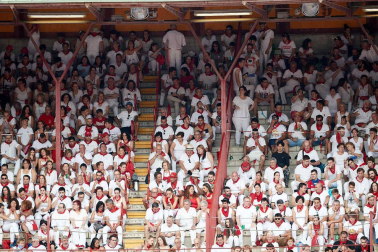 Público asistente a la Plaza de Toros de Pamplona durante la séptima corrida de la Feria del Toro 2019 con la ganadería de La Palmosilla para los diestros José Garrido, Luis David Adame y Javier Marín