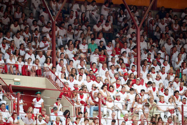 Público asistente a la Plaza de Toros de Pamplona durante la séptima corrida de la Feria del Toro 2019 con la ganadería de La Palmosilla para los diestros José Garrido, Luis David Adame y Javier Marín