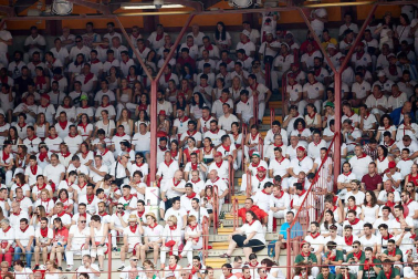 Público asistente a la Plaza de Toros de Pamplona durante la séptima corrida de la Feria del Toro 2019 con la ganadería de La Palmosilla para los diestros José Garrido, Luis David Adame y Javier Marín