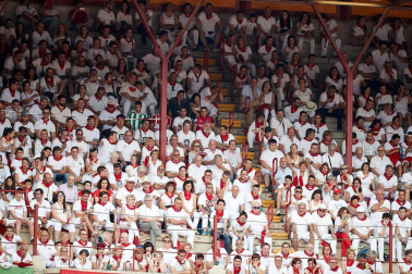 Público asistente a la Plaza de Toros de Pamplona durante la séptima corrida de la Feria del Toro 2019 con la ganadería de La Palmosilla para los diestros José Garrido, Luis David Adame y Javier Marín