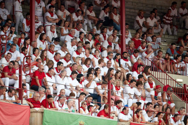 Público asistente a la Plaza de Toros de Pamplona durante la séptima corrida de la Feria del Toro 2019 con la ganadería de La Palmosilla para los diestros José Garrido, Luis David Adame y Javier Marín