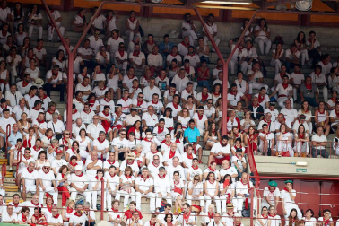Público asistente a la Plaza de Toros de Pamplona durante la séptima corrida de la Feria del Toro 2019 con la ganadería de La Palmosilla para los diestros José Garrido, Luis David Adame y Javier Marín