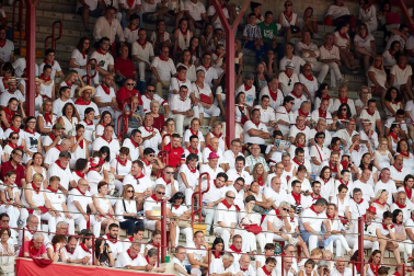 Público asistente a la Plaza de Toros de Pamplona durante la séptima corrida de la Feria del Toro 2019 con la ganadería de La Palmosilla para los diestros José Garrido, Luis David Adame y Javier Marín