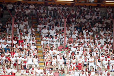 Público asistente a la Plaza de Toros de Pamplona durante la séptima corrida de la Feria del Toro 2019 con la ganadería de La Palmosilla para los diestros José Garrido, Luis David Adame y Javier Marín