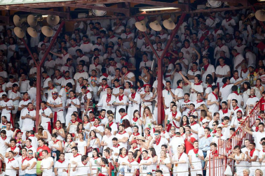 Público asistente a la Plaza de Toros de Pamplona durante la séptima corrida de la Feria del Toro 2019 con la ganadería de La Palmosilla para los diestros José Garrido, Luis David Adame y Javier Marín