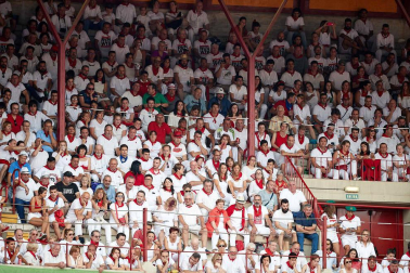 Público asistente a la Plaza de Toros de Pamplona durante la séptima corrida de la Feria del Toro 2019 con la ganadería de La Palmosilla para los diestros José Garrido, Luis David Adame y Javier Marín