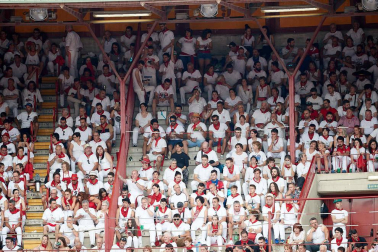 Público asistente a la Plaza de Toros de Pamplona durante la séptima corrida de la Feria del Toro 2019 con la ganadería de La Palmosilla para los diestros José Garrido, Luis David Adame y Javier Marín