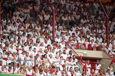 Público asistente a la Plaza de Toros de Pamplona durante la séptima corrida de la Feria del Toro 2019 con la ganadería de La Palmosilla para los diestros José Garrido, Luis David Adame y Javier Marín