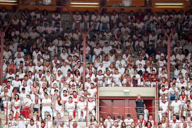 Público asistente a la Plaza de Toros de Pamplona durante la séptima corrida de la Feria del Toro 2019 con la ganadería de La Palmosilla para los diestros José Garrido, Luis David Adame y Javier Marín