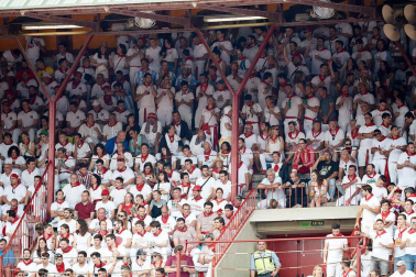 Público asistente a la Plaza de Toros de Pamplona durante la séptima corrida de la Feria del Toro 2019 con la ganadería de La Palmosilla para los diestros José Garrido, Luis David Adame y Javier Marín
