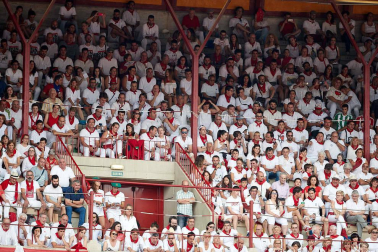 Público asistente a la Plaza de Toros de Pamplona durante la séptima corrida de la Feria del Toro 2019 con la ganadería de La Palmosilla para los diestros José Garrido, Luis David Adame y Javier Marín