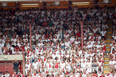 Público asistente a la Plaza de Toros de Pamplona durante la séptima corrida de la Feria del Toro 2019 con la ganadería de La Palmosilla para los diestros José Garrido, Luis David Adame y Javier Marín
