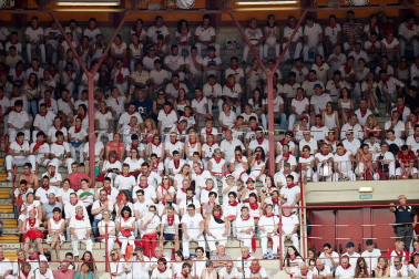 Público asistente a la Plaza de Toros de Pamplona durante la séptima corrida de la Feria del Toro 2019 con la ganadería de La Palmosilla para los diestros José Garrido, Luis David Adame y Javier Marín