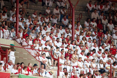 Público asistente a la Plaza de Toros de Pamplona durante la séptima corrida de la Feria del Toro 2019 con la ganadería de La Palmosilla para los diestros José Garrido, Luis David Adame y Javier Marín