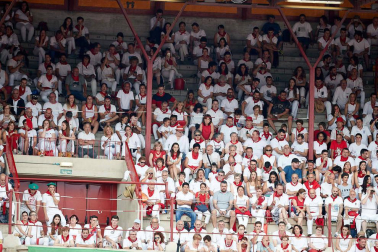 Público asistente a la Plaza de Toros de Pamplona durante la séptima corrida de la Feria del Toro 2019 con la ganadería de La Palmosilla para los diestros José Garrido, Luis David Adame y Javier Marín