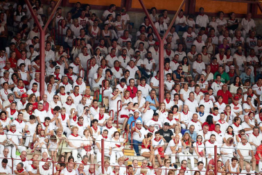 Público asistente a la Plaza de Toros de Pamplona durante la séptima corrida de la Feria del Toro 2019 con la ganadería de La Palmosilla para los diestros José Garrido, Luis David Adame y Javier Marín