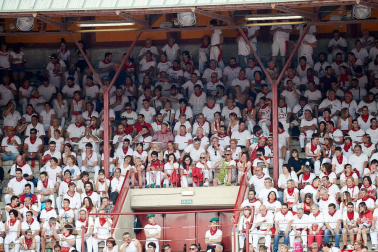Público asistente a la Plaza de Toros de Pamplona durante la séptima corrida de la Feria del Toro 2019 con la ganadería de La Palmosilla para los diestros José Garrido, Luis David Adame y Javier Marín