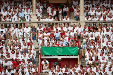 Público asistente a la Plaza de Toros de Pamplona durante la séptima corrida de la Feria del Toro 2019 con la ganadería de La Palmosilla para los diestros José Garrido, Luis David Adame y Javier Marín