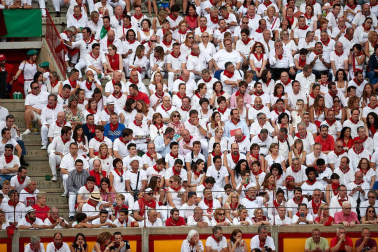 Público asistente a la Plaza de Toros de Pamplona durante la séptima corrida de la Feria del Toro 2019 con la ganadería de La Palmosilla para los diestros José Garrido, Luis David Adame y Javier Marín