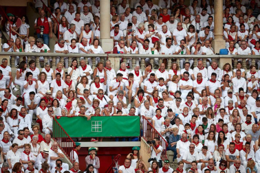 Público asistente a la Plaza de Toros de Pamplona durante la séptima corrida de la Feria del Toro 2019 con la ganadería de La Palmosilla para los diestros José Garrido, Luis David Adame y Javier Marín