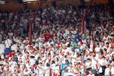 Público asistente a la Plaza de Toros de Pamplona durante la séptima corrida de la Feria del Toro 2019 con la ganadería de La Palmosilla para los diestros José Garrido, Luis David Adame y Javier Marín