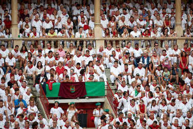 Público asistente a la Plaza de Toros de Pamplona durante la séptima corrida de la Feria del Toro 2019 con la ganadería de La Palmosilla para los diestros José Garrido, Luis David Adame y Javier Marín