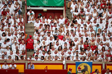 Público asistente a la Plaza de Toros de Pamplona durante la séptima corrida de la Feria del Toro 2019 con la ganadería de La Palmosilla para los diestros José Garrido, Luis David Adame y Javier Marín