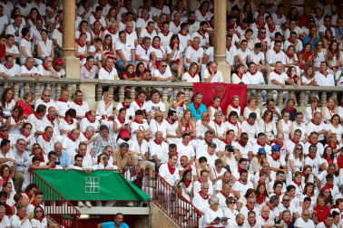Público asistente a la Plaza de Toros de Pamplona durante la séptima corrida de la Feria del Toro 2019 con la ganadería de La Palmosilla para los diestros José Garrido, Luis David Adame y Javier Marín
