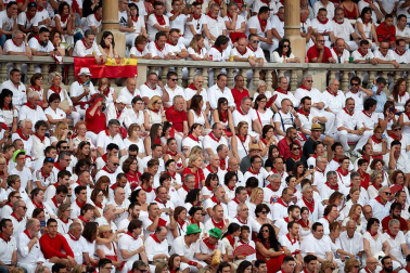 Público asistente a la Plaza de Toros de Pamplona durante la séptima corrida de la Feria del Toro 2019 con la ganadería de La Palmosilla para los diestros José Garrido, Luis David Adame y Javier Marín