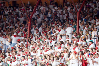 Público asistente a la Plaza de Toros de Pamplona durante la séptima corrida de la Feria del Toro 2019 con la ganadería de La Palmosilla para los diestros José Garrido, Luis David Adame y Javier Marín