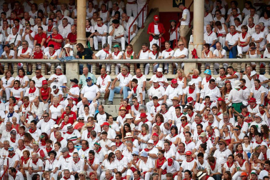 Público asistente a la Plaza de Toros de Pamplona durante la séptima corrida de la Feria del Toro 2019 con la ganadería de La Palmosilla para los diestros José Garrido, Luis David Adame y Javier Marín