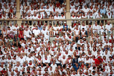 Público asistente a la Plaza de Toros de Pamplona durante la séptima corrida de la Feria del Toro 2019 con la ganadería de La Palmosilla para los diestros José Garrido, Luis David Adame y Javier Marín