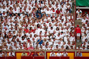 Público asistente a la Plaza de Toros de Pamplona durante la séptima corrida de la Feria del Toro 2019 con la ganadería de La Palmosilla para los diestros José Garrido, Luis David Adame y Javier Marín