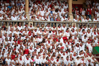 Público asistente a la Plaza de Toros de Pamplona durante la séptima corrida de la Feria del Toro 2019 con la ganadería de La Palmosilla para los diestros José Garrido, Luis David Adame y Javier Marín