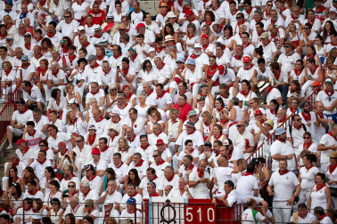 Público asistente a la Plaza de Toros de Pamplona durante la séptima corrida de la Feria del Toro 2019 con la ganadería de La Palmosilla para los diestros José Garrido, Luis David Adame y Javier Marín