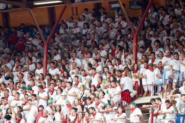 Público asistente a la Plaza de Toros de Pamplona durante la séptima corrida de la Feria del Toro 2019 con la ganadería de La Palmosilla para los diestros José Garrido, Luis David Adame y Javier Marín