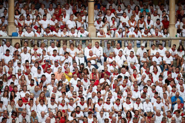 Público asistente a la Plaza de Toros de Pamplona durante la séptima corrida de la Feria del Toro 2019 con la ganadería de La Palmosilla para los diestros José Garrido, Luis David Adame y Javier Marín