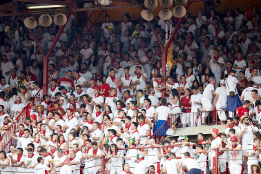 Público asistente a la Plaza de Toros de Pamplona durante la séptima corrida de la Feria del Toro 2019 con la ganadería de La Palmosilla para los diestros José Garrido, Luis David Adame y Javier Marín
