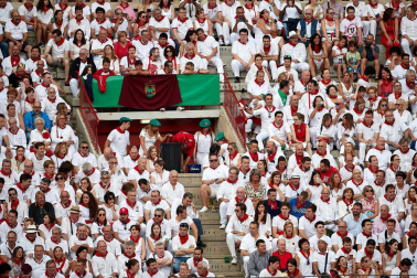 Público asistente a la Plaza de Toros de Pamplona durante la séptima corrida de la Feria del Toro 2019 con la ganadería de La Palmosilla para los diestros José Garrido, Luis David Adame y Javier Marín